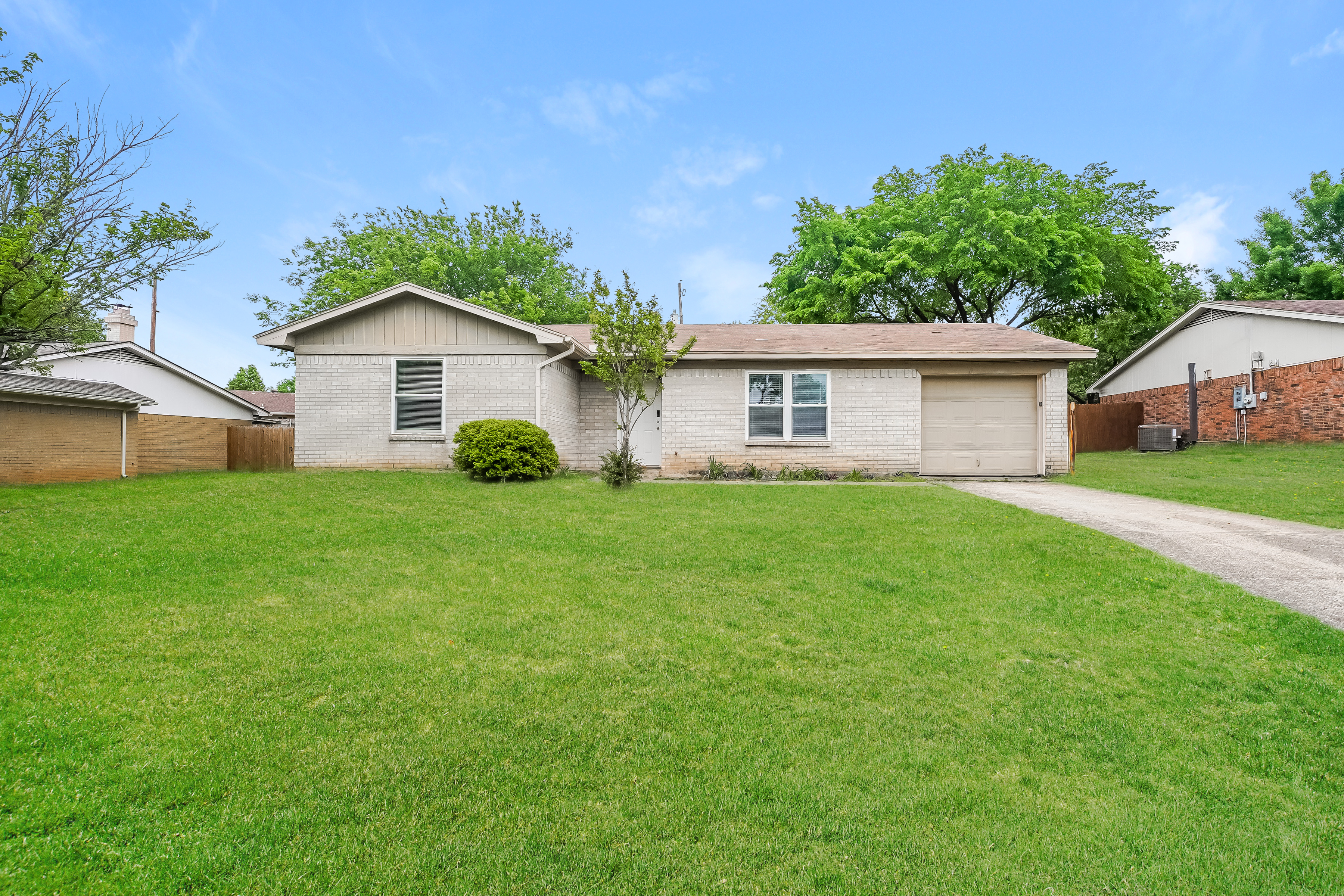 728 Poe St Azle, TX 76020